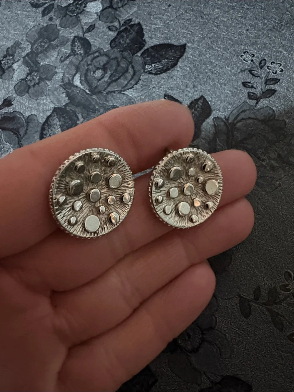 VINTAGE TEXTURED AND POLISHED DOT ACCENTS SILVER-TONE ROUND CLIP-ON EARRINGS